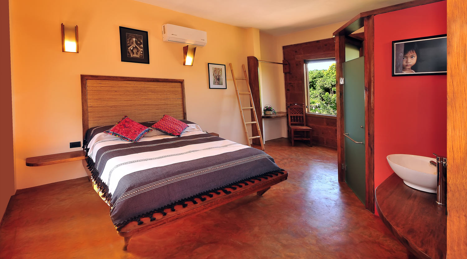 Double Room with queen-size bed and mountain view