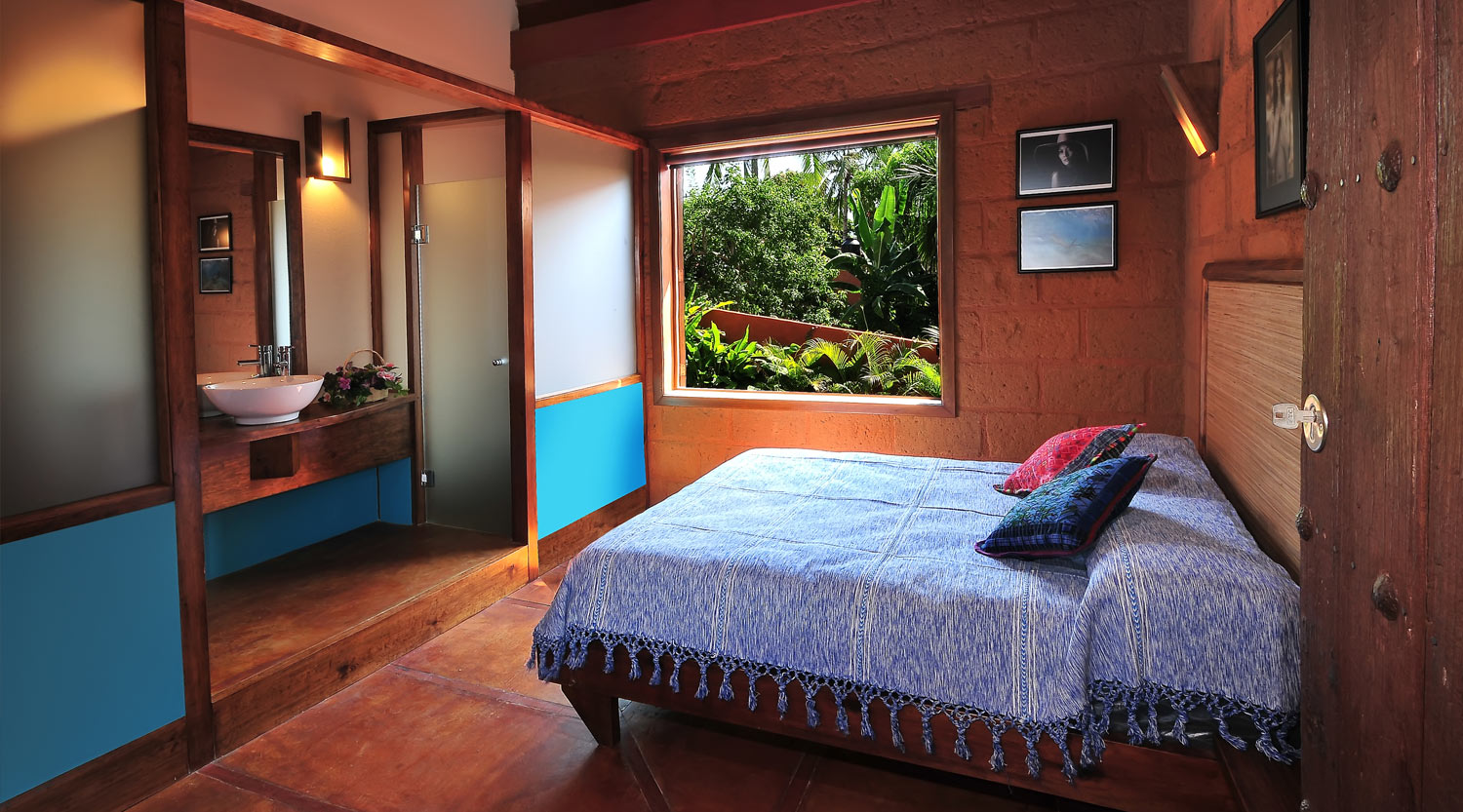 Double Room with queen-size bed and mountain view